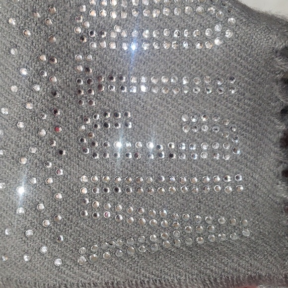 NWOT Victoria’s Secret Scarf Gray White Buffalo Plaid Crystal Embellish Logo - Picture 5 of 8